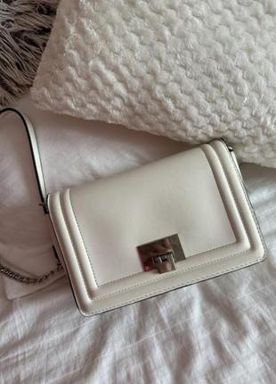 Белая сумочка stradivarius