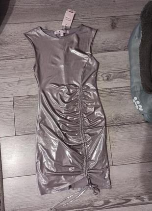 Стильное серебряное платье с затяжкой