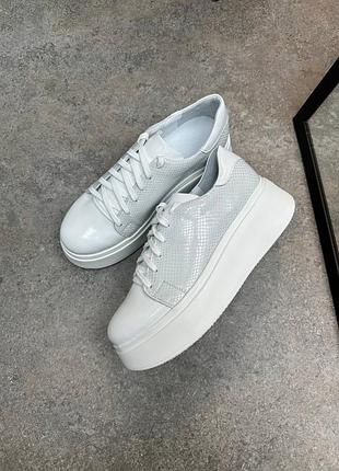 Кроссовки женские