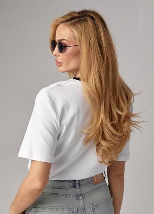 Бавовняна трикотажна жіноча футболка з контрастною окантовкою біла з чорним2 фото