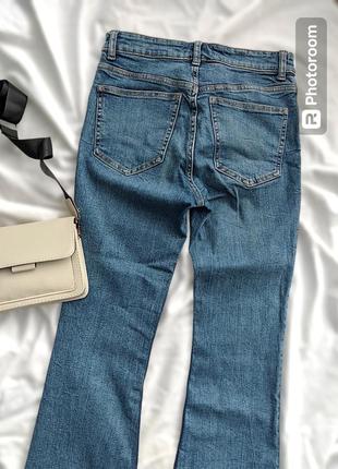 Укорочені жіночі джинси кльош2 фото