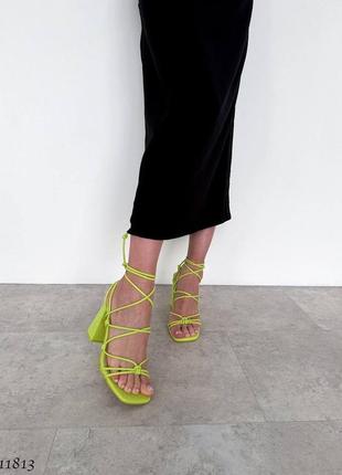 Лаймовые салатовые кожаные босоножки с тонкими ремешками лямками на высоком толстом каблуке с квадратным носом завязками шнуровкой завязках шнуровке2 фото