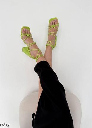 Лаймовые салатовые кожаные босоножки с тонкими ремешками лямками на высоком толстом каблуке с квадратным носом завязками шнуровкой завязках шнуровке8 фото