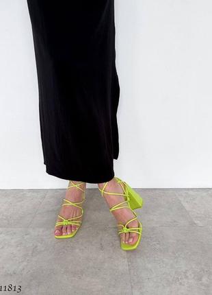 Лаймовые салатовые кожаные босоножки с тонкими ремешками лямками на высоком толстом каблуке с квадратным носом завязками шнуровкой завязках шнуровке10 фото