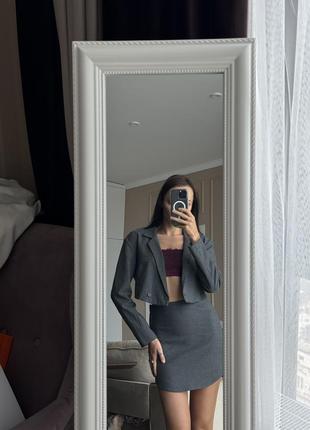 Костюм серый кроп пиджак и юбка zara4 фото