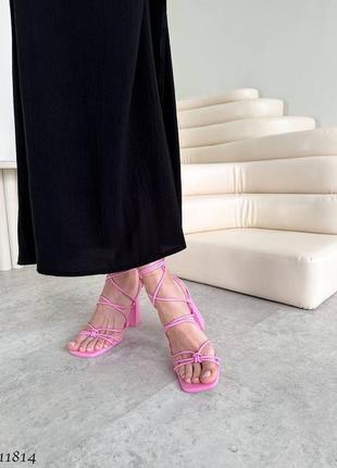 Розовые кожаные босоножки с тонкими ремешками лямками на высоком толстом каблуке с квадратным носом завязками шнуровкой завязках шнуровке барби4 фото