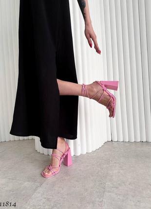 Розовые кожаные босоножки с тонкими ремешками лямками на высоком толстом каблуке с квадратным носом завязками шнуровкой завязках шнуровке барби9 фото