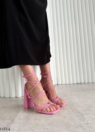 Розовые кожаные босоножки с тонкими ремешками лямками на высоком толстом каблуке с квадратным носом завязками шнуровкой завязках шнуровке барби6 фото
