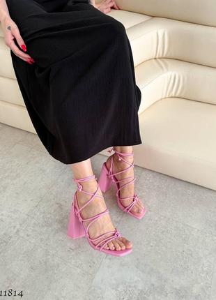Розовые кожаные босоножки с тонкими ремешками лямками на высоком толстом каблуке с квадратным носом завязками шнуровкой завязках шнуровке барби10 фото