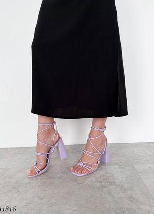 Лавандовые кожаные босоножки с тонкими ремешками лямками на высоком толстом каблуке с квадратным носом завязками шнуровкой завязках шнуровке лаванда2 фото