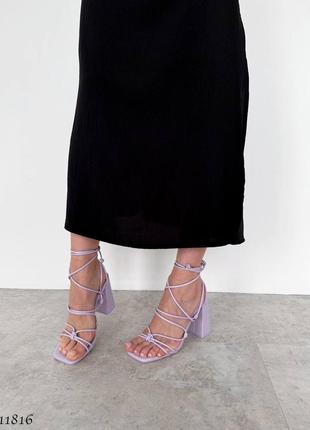 Лавандовые кожаные босоножки с тонкими ремешками лямками на высоком толстом каблуке с квадратным носом завязками шнуровкой завязках шнуровке лаванда6 фото