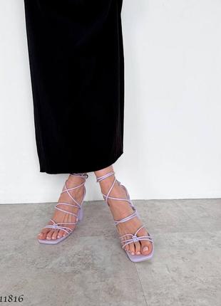 Лавандовые кожаные босоножки с тонкими ремешками лямками на высоком толстом каблуке с квадратным носом завязками шнуровкой завязках шнуровке лаванда5 фото
