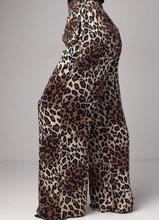 Атласні штани на резинці з леопардовим принтом3 фото