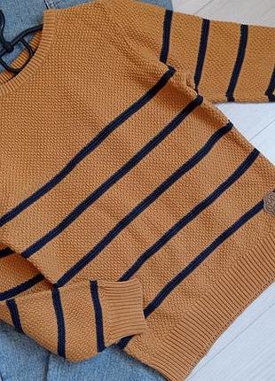 Светр в'язаний у смужку.