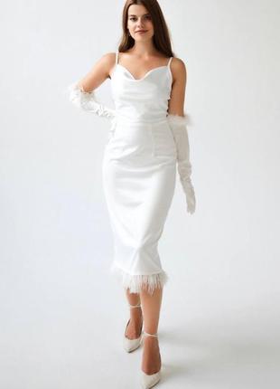 Сукня біла атласна/весільна/на розпис нова з пірʼям