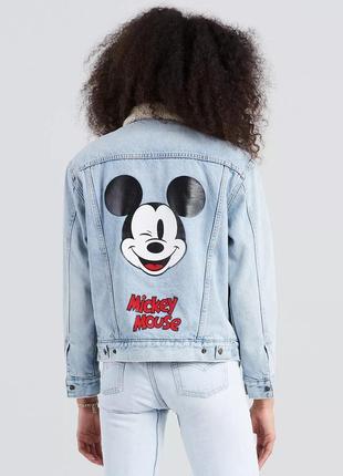 Levis x mickey mouse disney жіноча джинсова шерпа/куртка рідкісна з принтом мікі маус на спині світло-синя блакитна