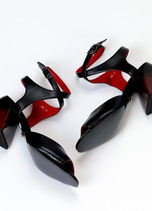 Элегантные женские босоножки, для женщин гладкие черные на красной подкладке, стильный подбор, шик,8 фото