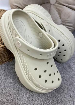 Жіночі крокси на платформі crocs stomp clog bone беж на платформі1 фото