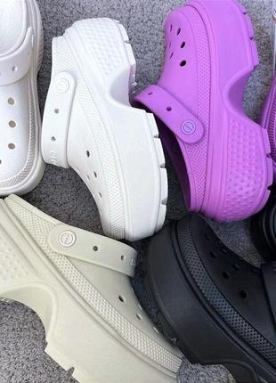Женские кроксы на платформе crocs stomp clog bone беж на платформе