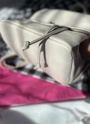 Рюкзак в молочном цвете объемный и удобный4 фото