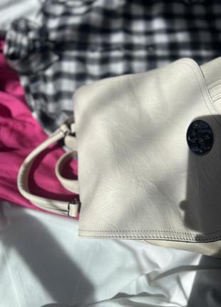 Рюкзак в молочному кольорі обʼємний та зручний3 фото