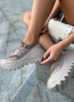 Бежеві кросівки з натуральної шкіри на високій підошві