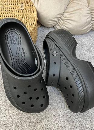 Женские кроксы на платформе crocs stomp clog black черные на платформе