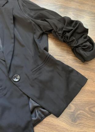 Черный классический пиджак на пуговице рукава в сборке размер xs s m2 фото