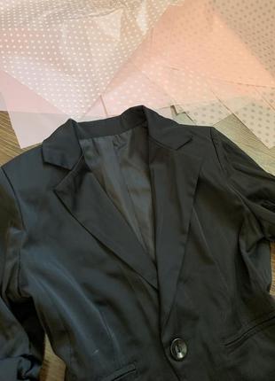 Черный классический пиджак на пуговице рукава в сборке размер xs s m3 фото