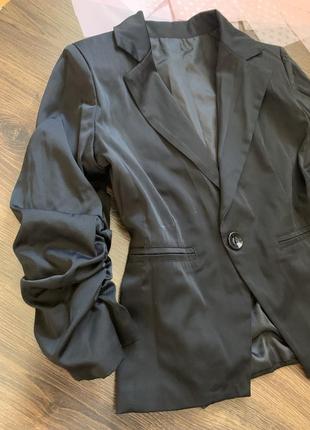 Черный классический пиджак на пуговице рукава в сборке размер xs s m4 фото