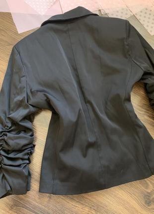 Черный классический пиджак на пуговице рукава в сборке размер xs s m5 фото