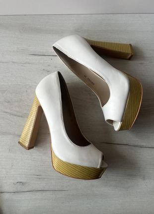 Туфлі білі на весілля на випускний на платформі