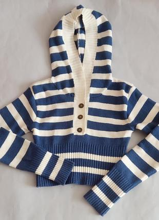 Вязаная укороченная кофта с капюшоном