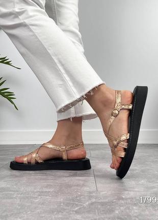 Золоті блискучі жіночі босоніжки з ланцюжками перетинками з натуральної шкіри шкіряні...