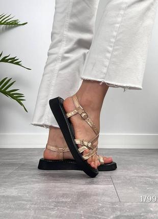 Золоті блискучі жіночі босоніжки з ланцюжками перетинками з натуральної шкіри шкіряні...