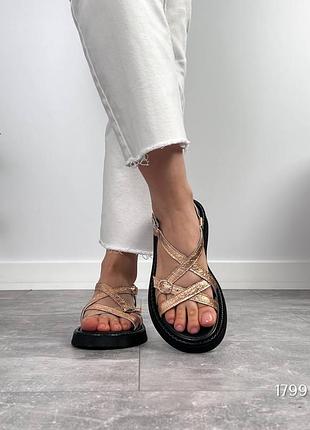 Золоті блискучі жіночі босоніжки з ланцюжками перетинками з натуральної шкіри шкіряні...