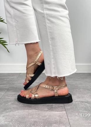 Золоті блискучі жіночі босоніжки з ланцюжками перетинками з натуральної шкіри шкіряні...