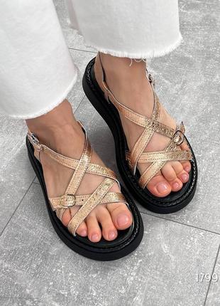 Золоті блискучі жіночі босоніжки з ланцюжками перетинками з натуральної шкіри шкіряні...