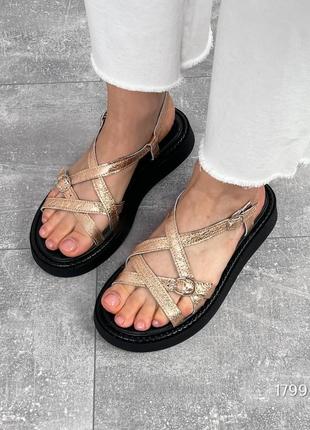 Золоті блискучі жіночі босоніжки з ланцюжками перетинками з натуральної шкіри шкіряні...