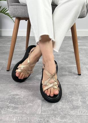 Золоті блискучі жіночі босоніжки з ланцюжками перетинками з натуральної шкіри шкіряні...