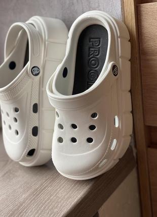 Білі крокси на платформі , сабо, закриті шльопанці