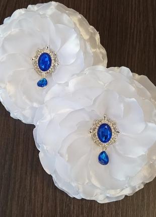 Великий білосніжний бант зі стразовою серединкою