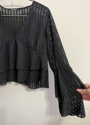 Блуза в прозрачную полоску с v-образным вырезом с рюшами boohoo нарядная блузка чёрная 🖤3 фото