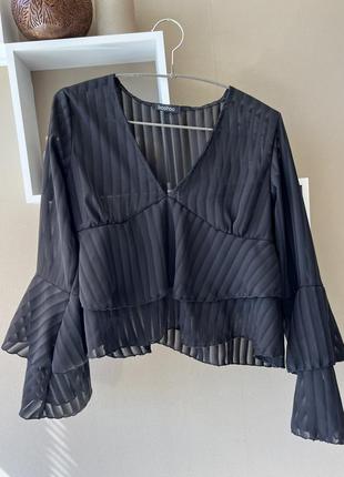 Блуза в прозрачную полоску с v-образным вырезом с рюшами boohoo нарядная блузка чёрная 🖤7 фото