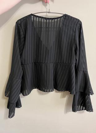Блуза в прозрачную полоску с v-образным вырезом с рюшами boohoo нарядная блузка чёрная 🖤4 фото