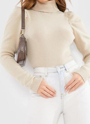 In the style.англия.теплый нюдовый свитер с потрясающим оформлением рукавов.