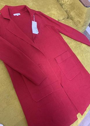 Кардиган красного цвета.