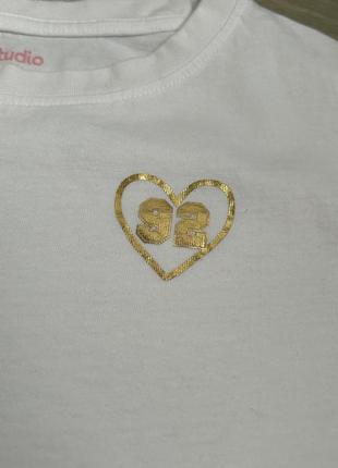 Белая футболка на девочку с золотым принтом5 фото