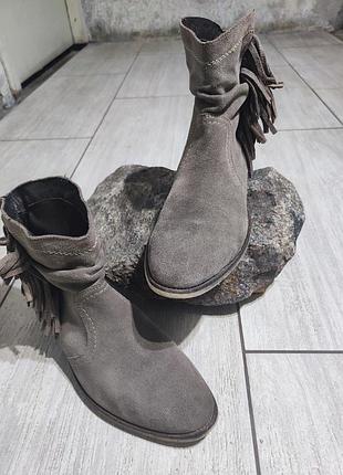 Казаки шкіра казачки козаки козачки з бахромої ботильйони черевики шкіряні замша світлі бежеві вузький носок