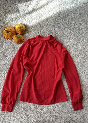 Червона блузка на зав'язках